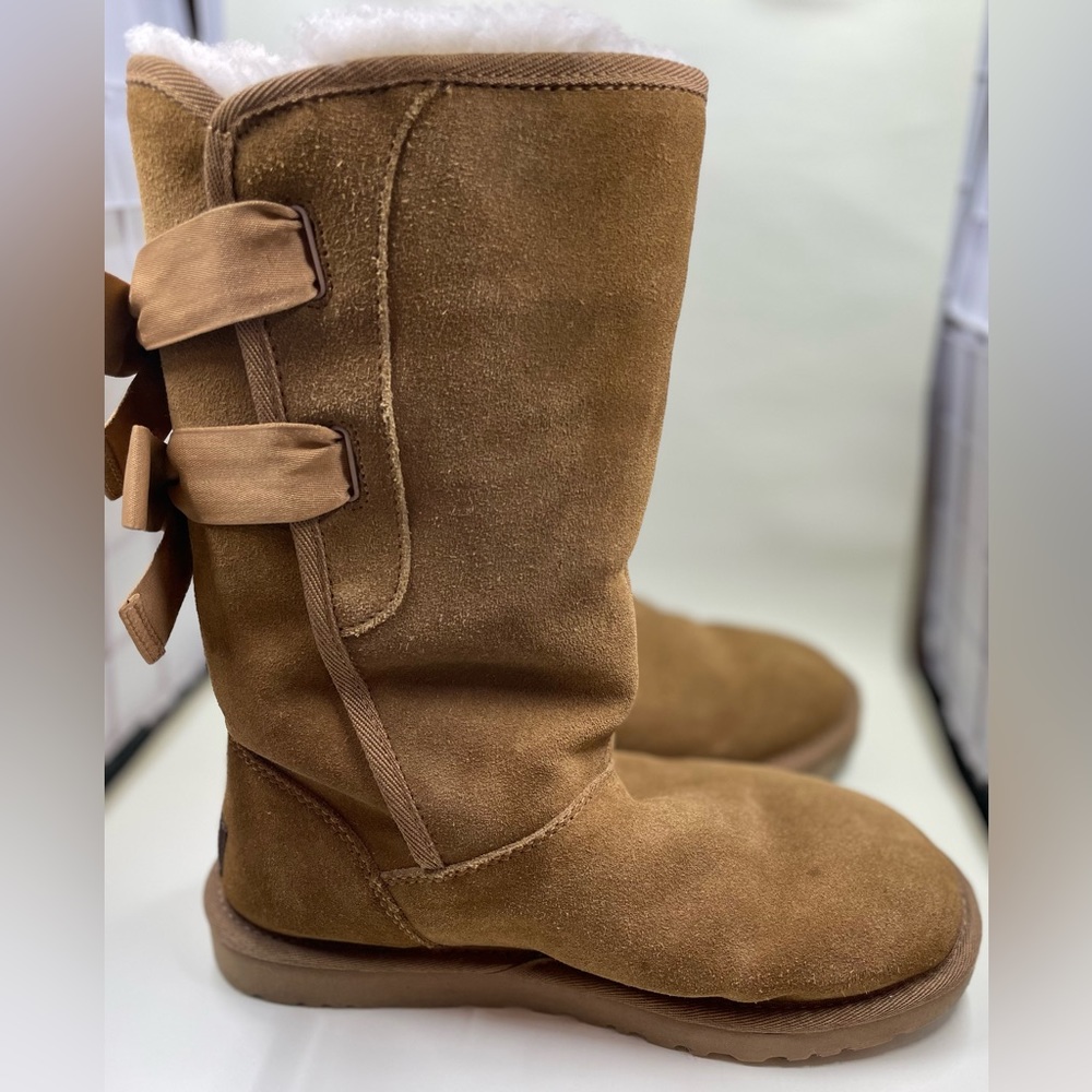 Womenโs UGG with Bailey Bows